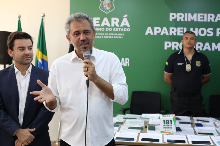 Governador do Ceará, Elmano de Freitas (PT), na primeira entrega de celulares recuperados pelo Programa Meu Celular, no Centro Integrado de Segurança Pública (Cisp), em Fortaleza