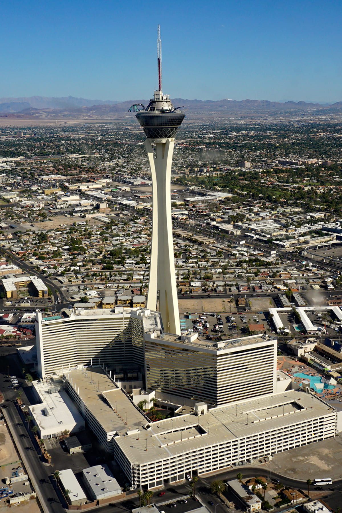 Stratosphere Tower - 350 metros - Estados Unidos - Localizada em Las Vegas, é uma das atrações mais emblemáticas da cidade conhecida por seus hotéis e cassinos. A construção foi concluída em 1996. A torre conta com diversas atrações, além da Big Shot, que catapulta os visitantes para cima a uma velocidade de 70 km/h.