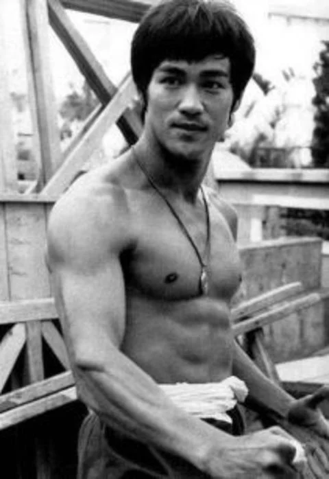 Bruce Lee (1940-1973): Lee estava filmando um filme chamado “Jogo da Morte” em Hong Kong quando morreu. Em 2022, pesquisadores levantaram a hipótese de que a causa de sua morte pode ter sido uma incapacidade do rim de excretar o excesso de água que ele havia bebido.