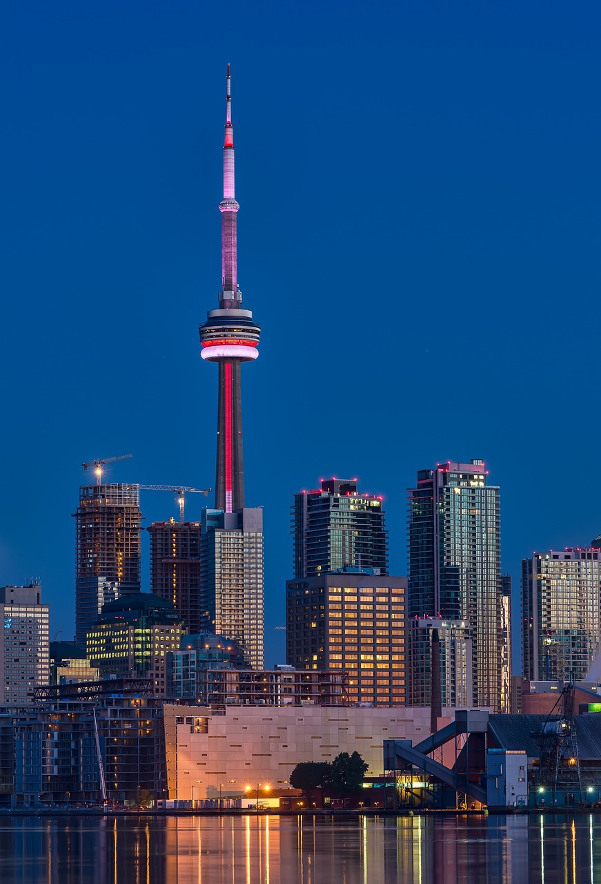 Hoje a CN Tower, que fica em Toronto, é a terceira mais alta torre do mundo. Sua vista oferece uma visão privilegiada para o Lago Ontário e a CN Tower se tornou um símbolo icônico do país, recebendo milhares de visitantes todos os anos.