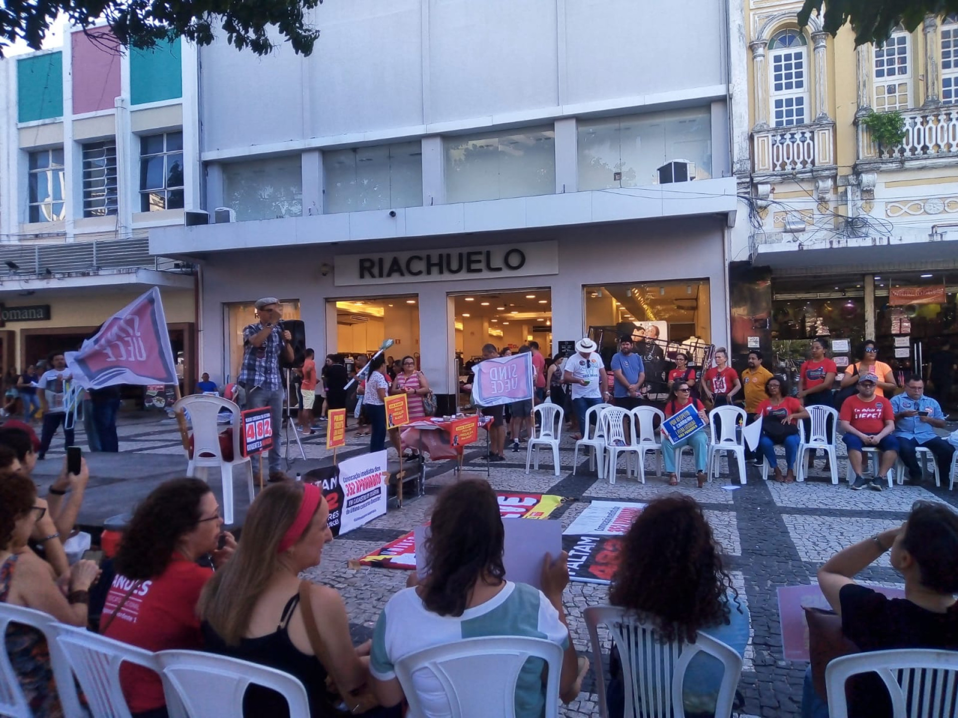 Docentes da Uece realizam ato na Praça do Ferreira (Foto: Jornal O POVO)