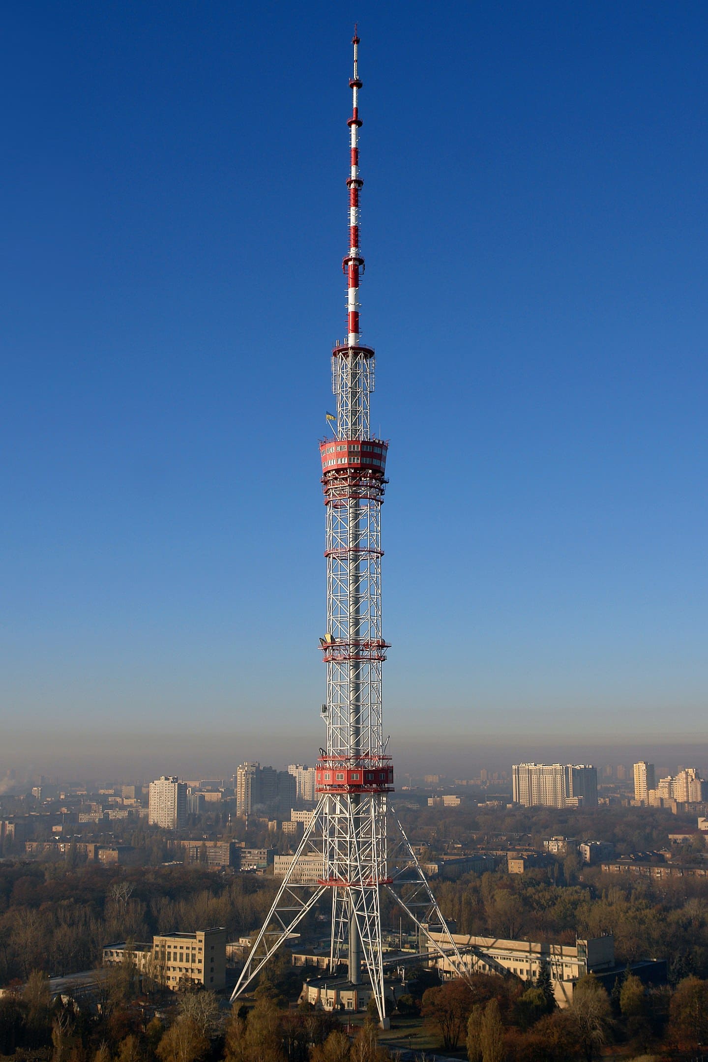 Kiev TV Tower - 385 metros - Ucrânia - Foi inaugurada em 1974 na capital Kiev para transmitir sinais de rádio e TV. Com um design que toma forma de agulha e se estreita em direção ao céu, a torre oferece vistas espetaculares do rio Dnieper.