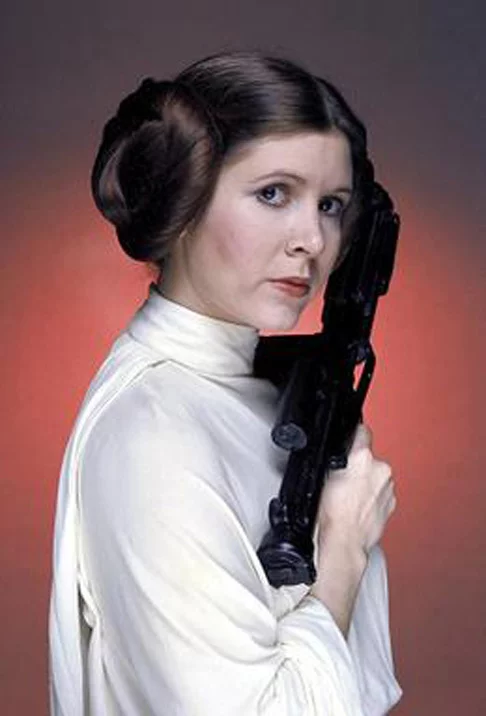 Carrie Fisher (1956-2016): Eternizada no papel de Princesa Leia, na saga “Star Wars”, a atriz morreu aos 60 anos, depois de sofrer uma parada cardíaca. Ela ainda não havia terminado de gravar suas cenas para “Star Wars: A Ascensão Skywalker”.