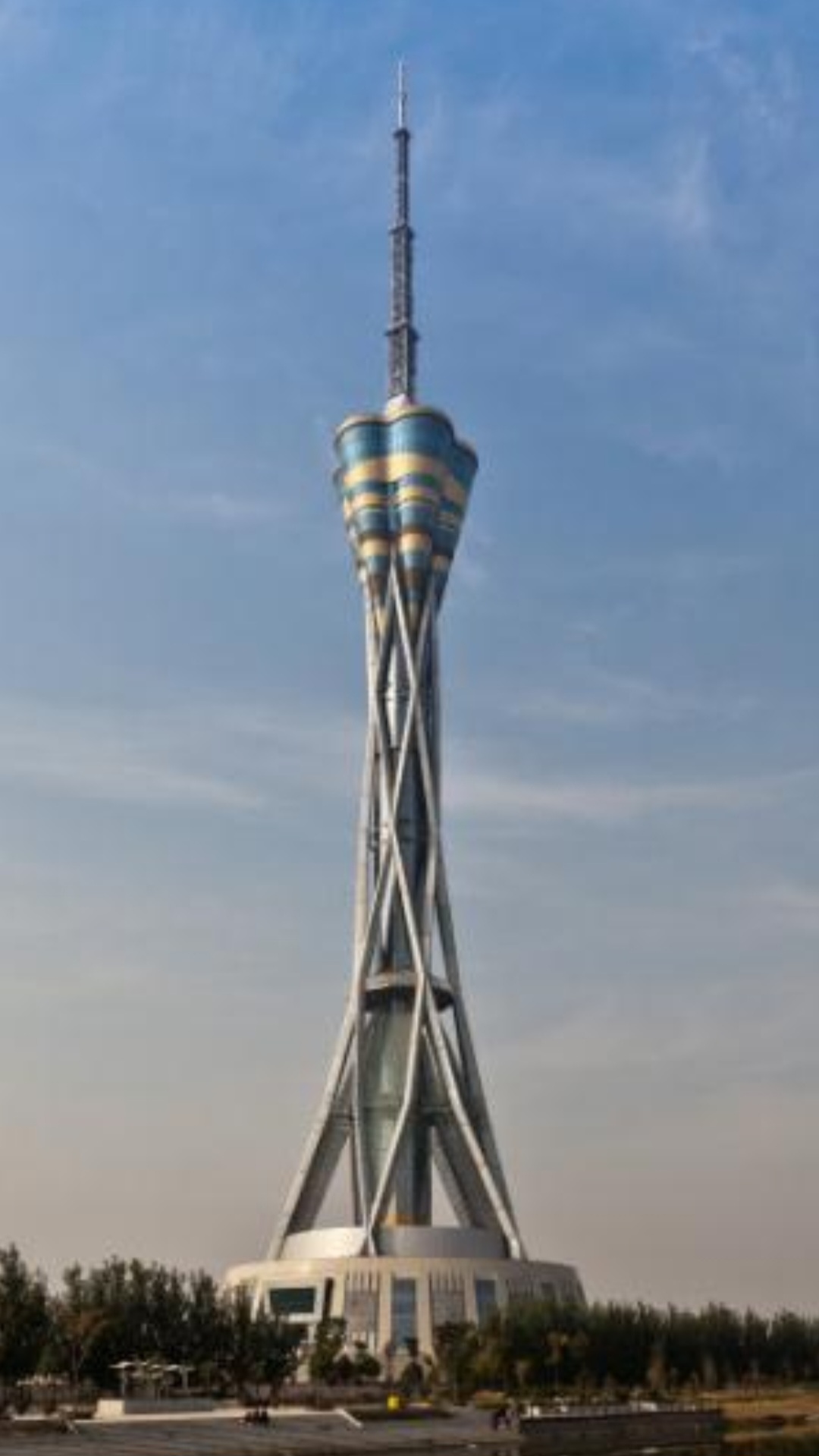 Henan Province Radio e Television Tower - 388 metros - China - Inaugurada em 2011, em Zhengzhou, a torre de telecomunicações conta com vista panorâmica e chama a atenção por sua construção de ferro que lembra caules de árvores. 
