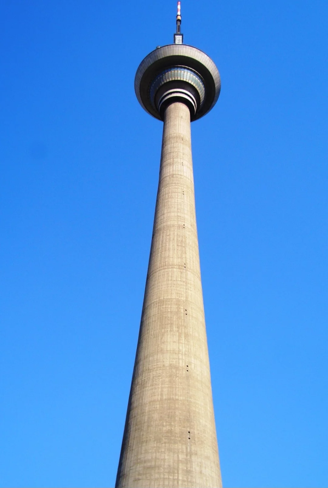 Tianjin Radio e TV Tower - 415 metros - China - Funciona desde 1991. Com vista panorâmica, ela oferece aos turistas uma bela contemplação do horizonte. Além de servir como torre de comunicação, ela conta com restaurantes e lojas de conveniência.