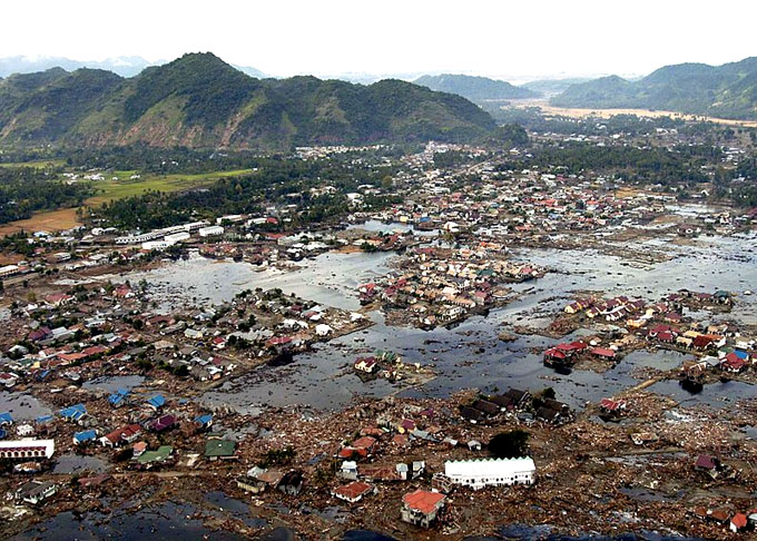26/12/2004 -  O terremoto de magnitude 9,1 atingiu a costa oeste da ilha de Sumatra, na Indonésia.  Provocou um tsunami que atingiu 14 países do Sul da Ásia e do leste da África.  A catástrofe deixou 230 mil mortos ou desaparecidos e 1,7 milhão de desabrigados.