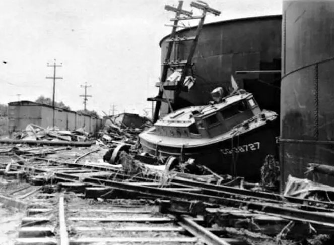 4/11/1952 - Um terremoto de magnitude 9, seguido por tsunami, atingiu a península de Kamchatka, no extremo leste da Rússia. Não houve mortes porque a região era pouco povoada. Mas o maremoto atingiu o Havaí (EUA), destruindo imóveis e estradas.