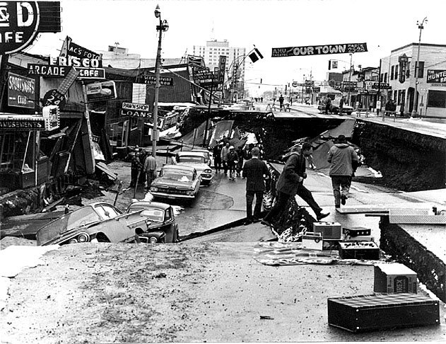 28/3/1964 - Um terremoto no Alasca, embora com poucas vítimas (131 mortos) quando comparado a outros, entra na lista dos maiores porque alcançou 9,2 graus de magnitude.  Causou tsunami, gerando prejuízo de US$ 2,3 bilhões (R$ 5,2 bilhões). Os tremores foram sentidos em várias cidades.