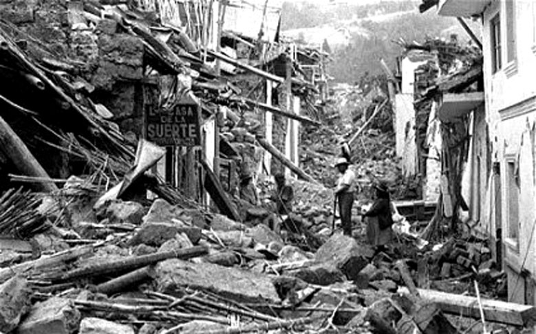 31/01/1906 - Um terremoto perto da cidade portuária de Esmeraldas, no Equador, matou cerca de 1.000 pessoas na costa não apenas deste país, mas também da Colômbia, pois gerou um tsunami que percorreu boa parte do litoral.
