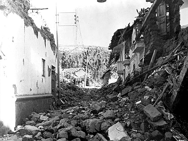 31/05/1970 - Maior catástrofe do Peru. Ocorreu em Ancash e La Libertad. Além dos fortes tremores (7,5 na escala), também houve deslizamento de neve e gelo. Por isso, também é a avalanche mais fatal da história: 70 mil mortos e 50 mil feridos. 