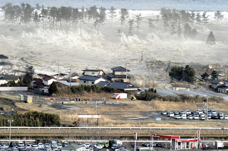 11/3/2011 - Um terremoto de magnitude 9, seguido por tsunami (ondas de 38m de altura), arrasou a costa leste de Honshu, a maior ilha japonesa. Deixou 16 mil mortos, 5 mil feridos, 4,6 mil desaparecidos e 130 mil desabrigados (300 mil imóveis destruídos). Prejuízo de US$ 309 bilhões (R$ 1,5 trilhão). 