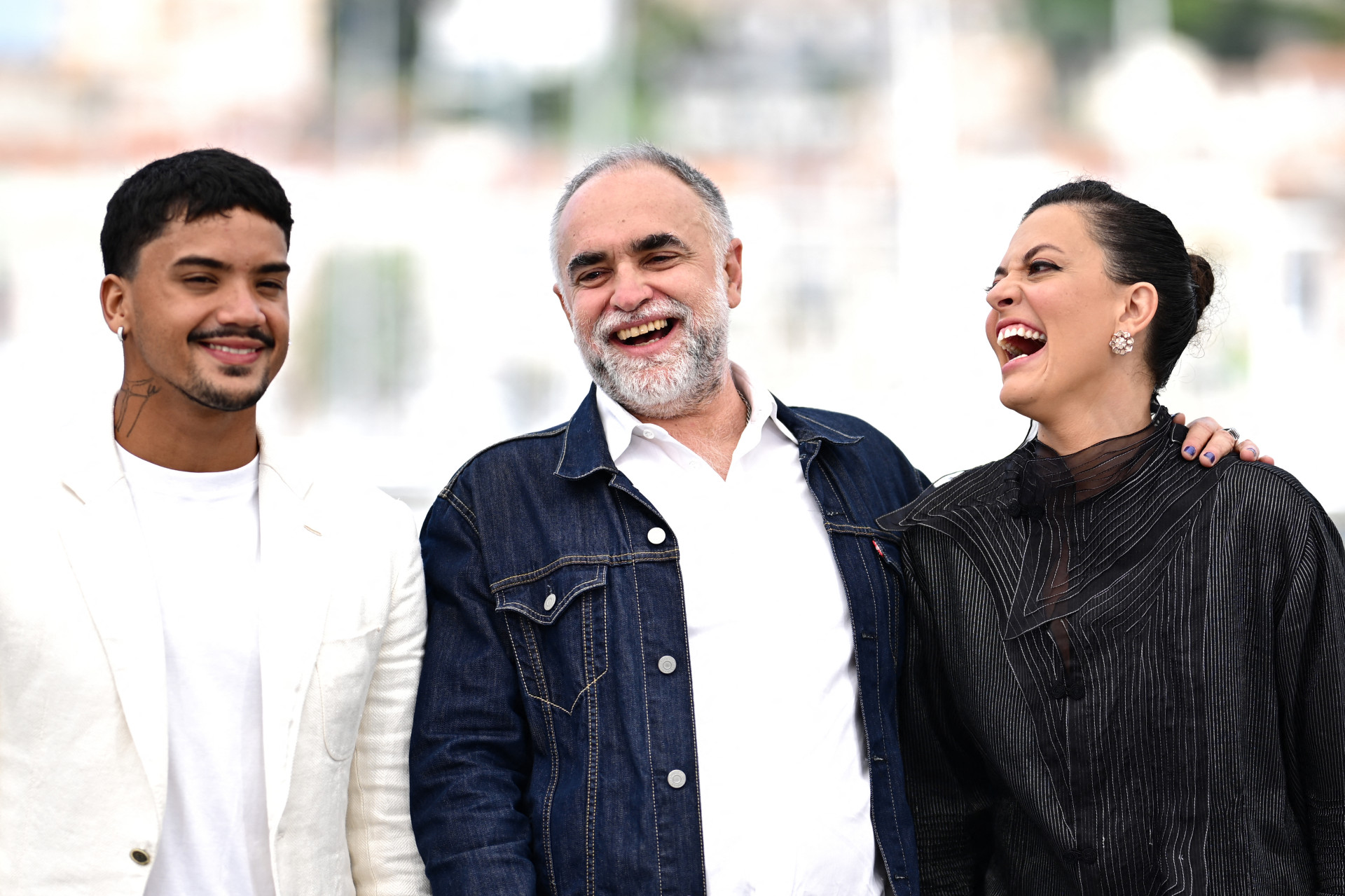 Iago Xavier, Karim Ainouz e Nataly Rocha na estreia do filme 