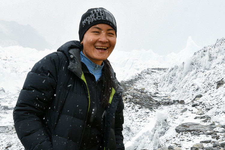 A nepalesa Phunjo Lama alcançou nesta quinta-feira (23) o topo do Monte Everest em 14 horas e 31 minutos.