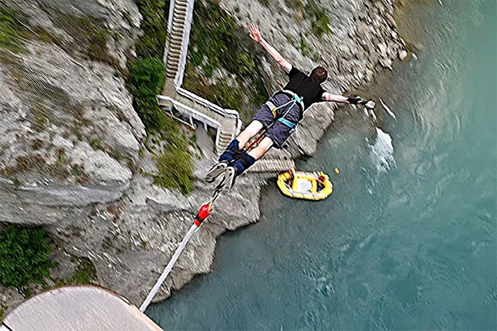 Muitas pessoas são movidas pela adrenalina e dispostas a viver uma aventura de tirar o fôlego. Seja em voos, velocidade ou saltos, diversas modalidades têm fãs entusiasmados, que visam rodar o mundo para ter esta sensação. Uma delas é o bungee-jumping, que possui lugares perfeitos para ser realizado.