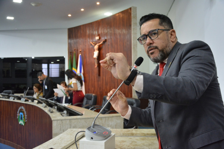 Márcio Martins prega cautela para lidar com empresas investigadas
