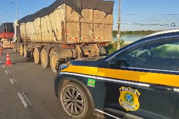 Carreta somou dez infrações de trânsito, conforme a PRF