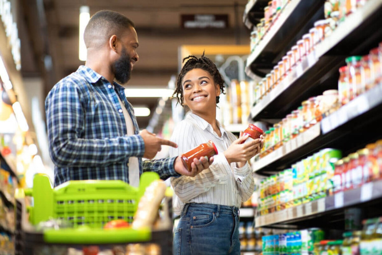 Ler os rótulos evita que os consumidores caiam em armadilhas (Imagem: Prostock-studio | Shutterstock) 