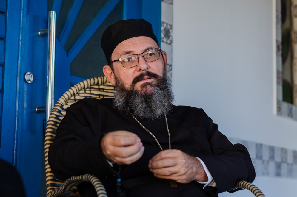 O padre Constantino explica que os sacramentos são concedidos de uma maneira diferente pela Igreja Ortodoxa (Foto: Fernanda Barros / O Povo)