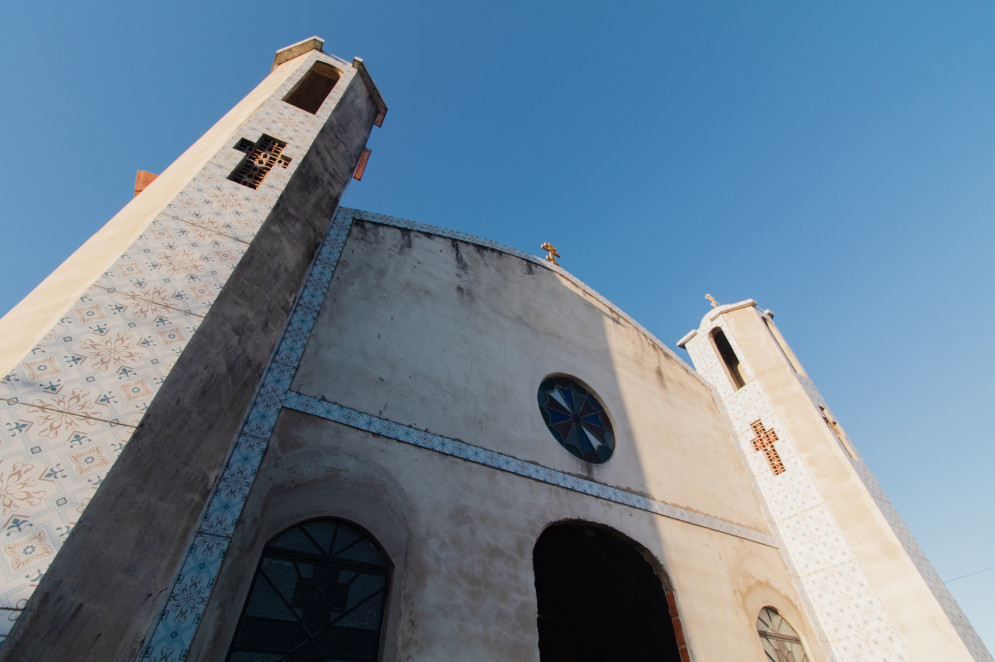 Construída com o dinheiro de doações, a igreja ainda não tem nenhum acabamento, nem portas(Foto: Fernanda Barros / O Povo)