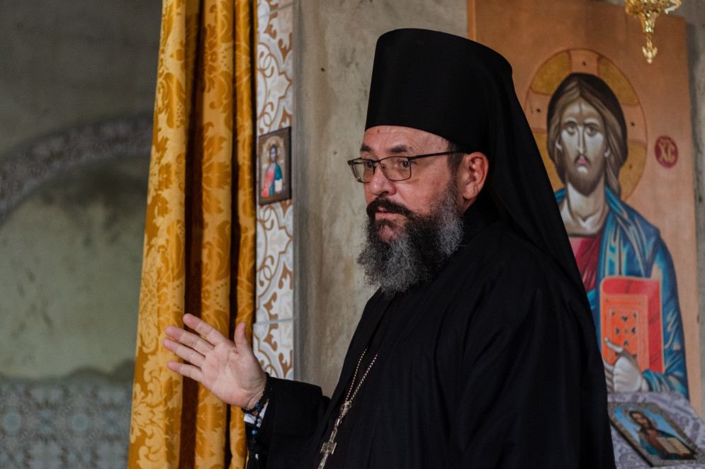 As vestes litúrgicas dos padres ortodoxos são de uso obrigatório em ambientes religiosos, e é composta pela batina, pelo camelauco e o klobuk, uma espécie de véu(Foto: Fernanda Barros / O Povo)