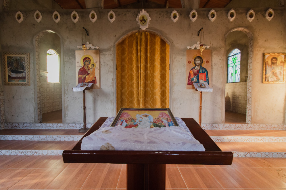 As três portas que separam o altar do salão principal estão inseridas em uma parede cheia de ícones(Foto: Fernanda Barros / O Povo)