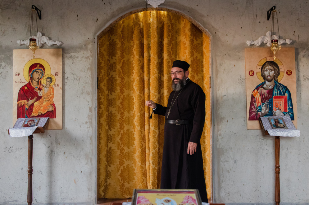 O altar segue a tradição milenar de ser voltado ao oriente, logo, o padre e os fieis estão voltados na mesma direção durante a liturgia(Foto: Fernanda Barros / O Povo)