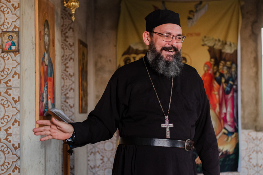 O tom bem-humorado e acolhedor de padre Constantino reflete os anseios de fortalecer os laços com a comunidade (Foto: Fernanda Barros / O Povo)