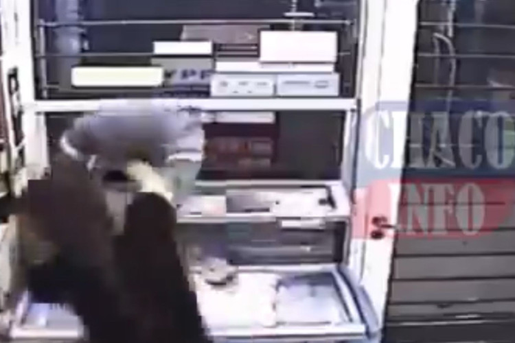 Funcionária briga com assaltante para evitar roubo a quiosque