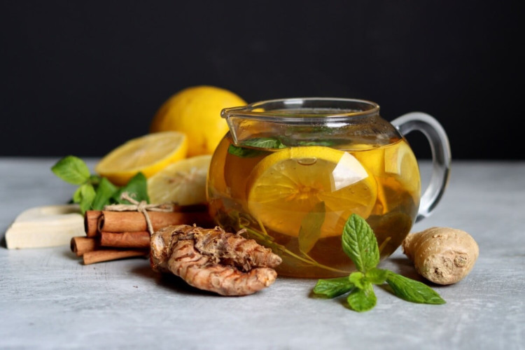 Chá de gengibre com limão e canela (Imagem: Egoreichenkov Evgenii | Shutterstock)  - Portal EdiCase