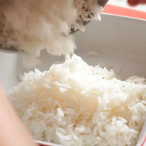 Cada tipo de arroz apresenta um perfil nutricional único, oferecendo carboidratos essenciais e, em alguns casos, fibras, vitaminas e minerais.