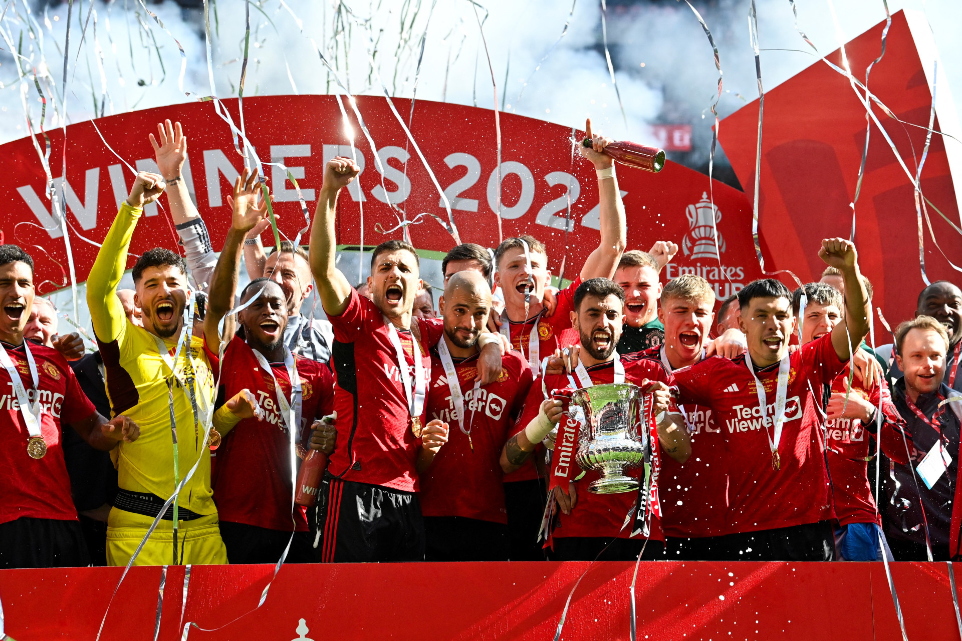 Jogadores do Manchester United comemoram título da Copa da Inglaterra (Foto: JUSTIN TALLIS / AFP)