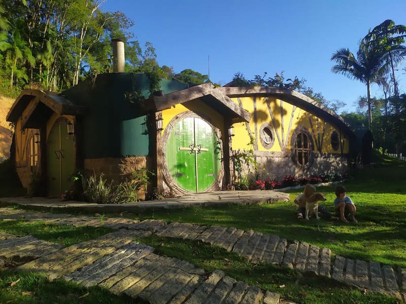 Um chalé em forma de Toca de Hobbit atrai curiosos na cidade de Pomerode, em Santa Catarina.  Localizada no Vale do Selke, a construção se inspira na obra 