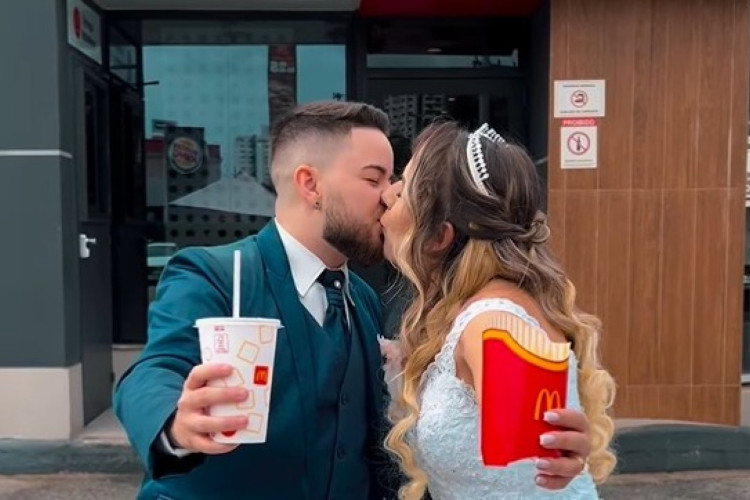 Recém-casados no interior de São Paulo fazem festa de casamento em rede de fast-food