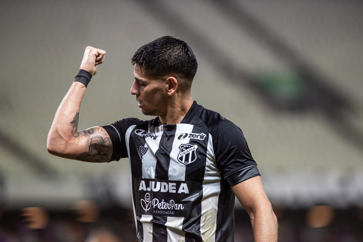 Atacante Facundo Barceló comemora gol no jogo Ceará x Chapecoense, no Castelão, pelo Campeonato Brasileiro Série B 2024