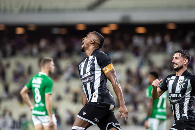Atacante Saulo Mineiro comemora gol no jogo Ceará x Chapecoense, no Castelão, pelo Campeonato Brasileiro Série B 2024