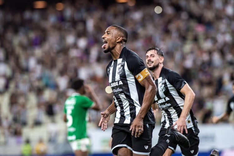 Atacante Saulo Mineiro comemora gol no jogo Ceará x Chapecoense, no Castelão, pelo Campeonato Brasileiro Série B 2024