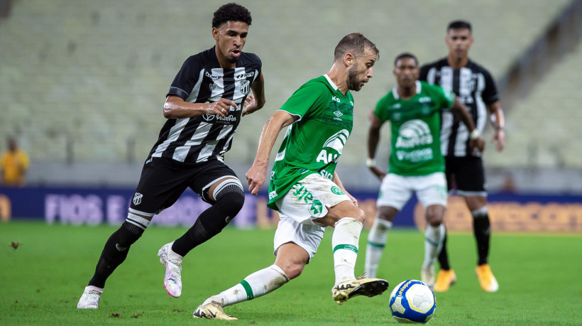 Paulo Victor e Thomás disputam lance no jogo Ceará x Chapecoense, no Castelão, pelo Campeonato Brasileiro Série B 2024