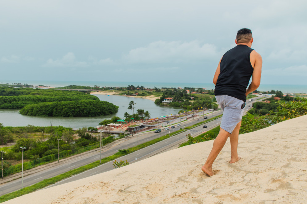  O Parque Municipal das Dunas da Sabiaguaba recebe ao longo dos dias diversos visitantes que impactam a reserva natural, tendo em vista os lixos descartados erroneamente, comércio, meios de transporte, que mesmo havendo a proibição ainda adentram o espaço(Foto: FERNANDA BARROS)