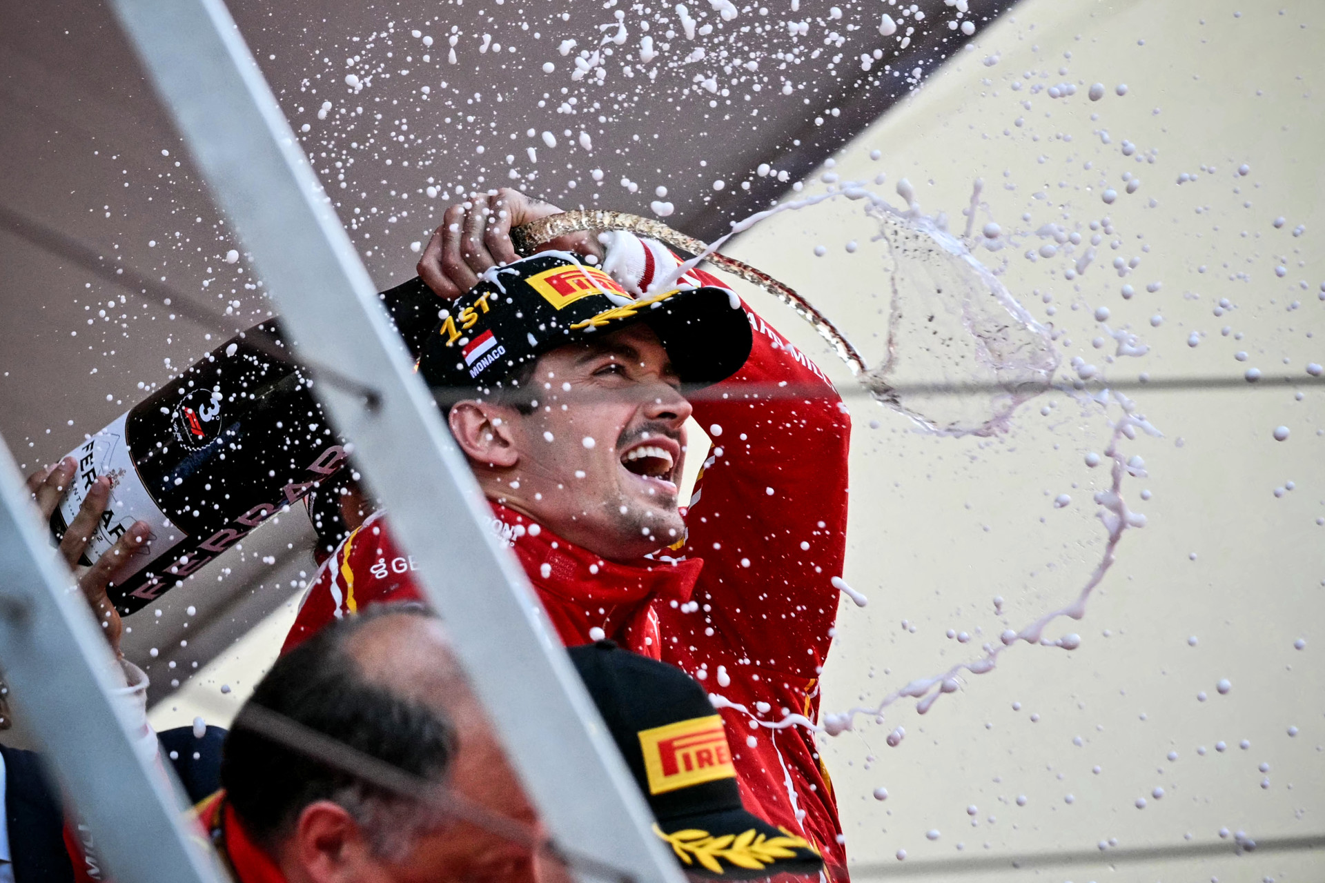 Leclerc festeja a vitória no GP de Mônaco
 (Foto: ANDREJ ISAKOVIC / AFP)