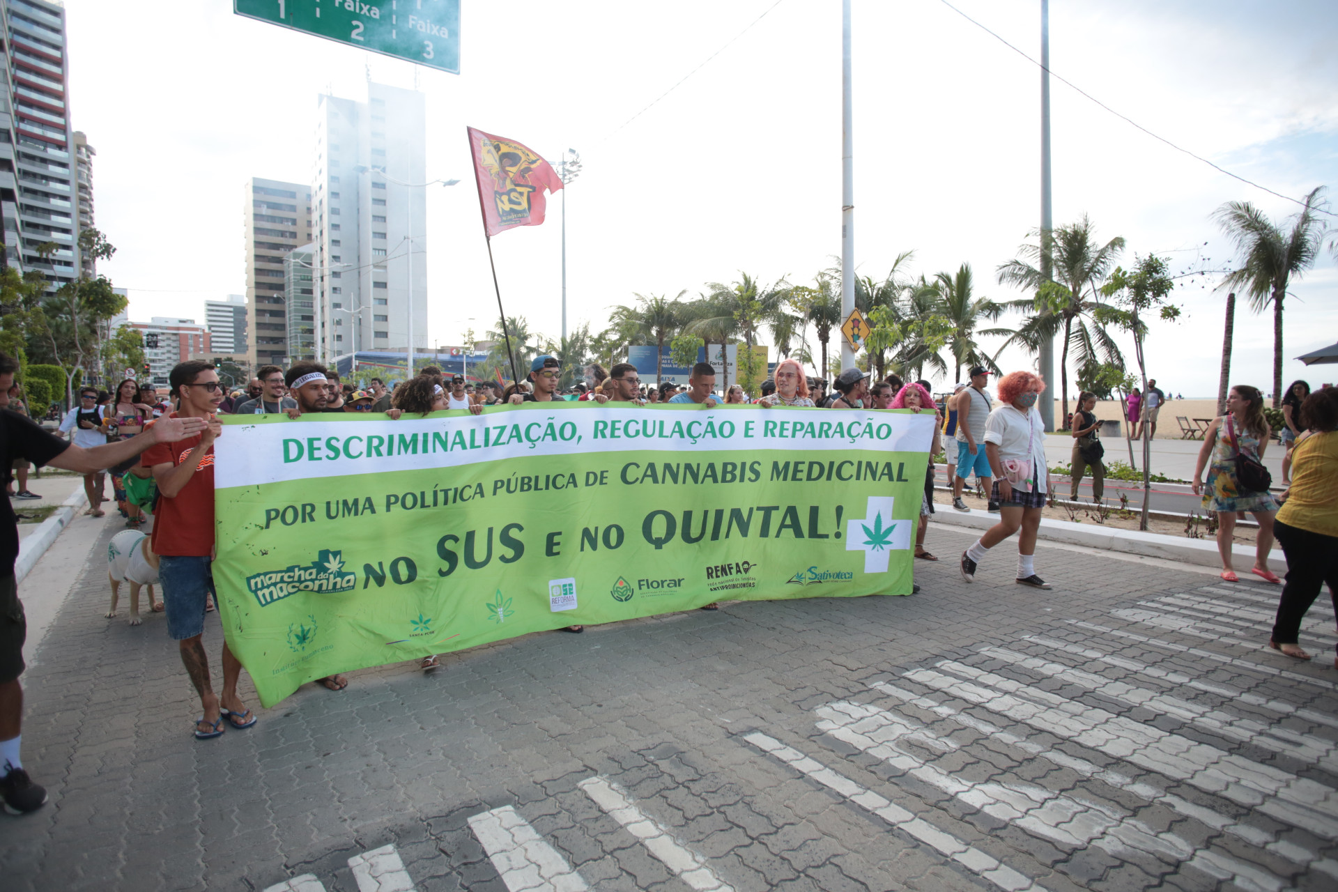 ￼MARCHA da Maconha neste domingo, na avenida Beira Mar (Foto: FÁBIO LIMA)