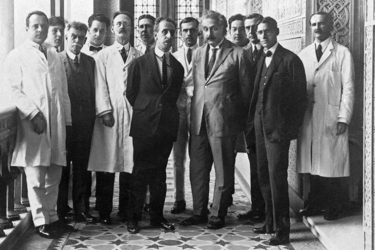 Einstein em visita ao Instituto Oswaldo Cruz no Rio de Janeiro em 8 de maio de 1925