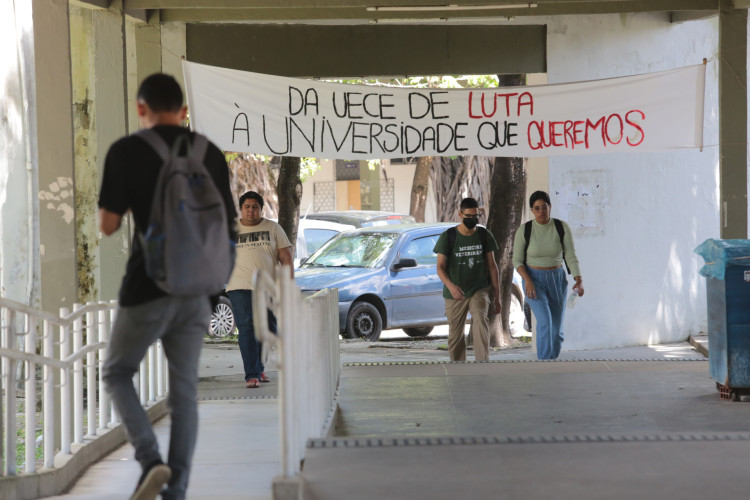 FORTALEZA, CEARÁ, BRASIL,27.05.2024: 40 dias greves universidades. UECE itaperi