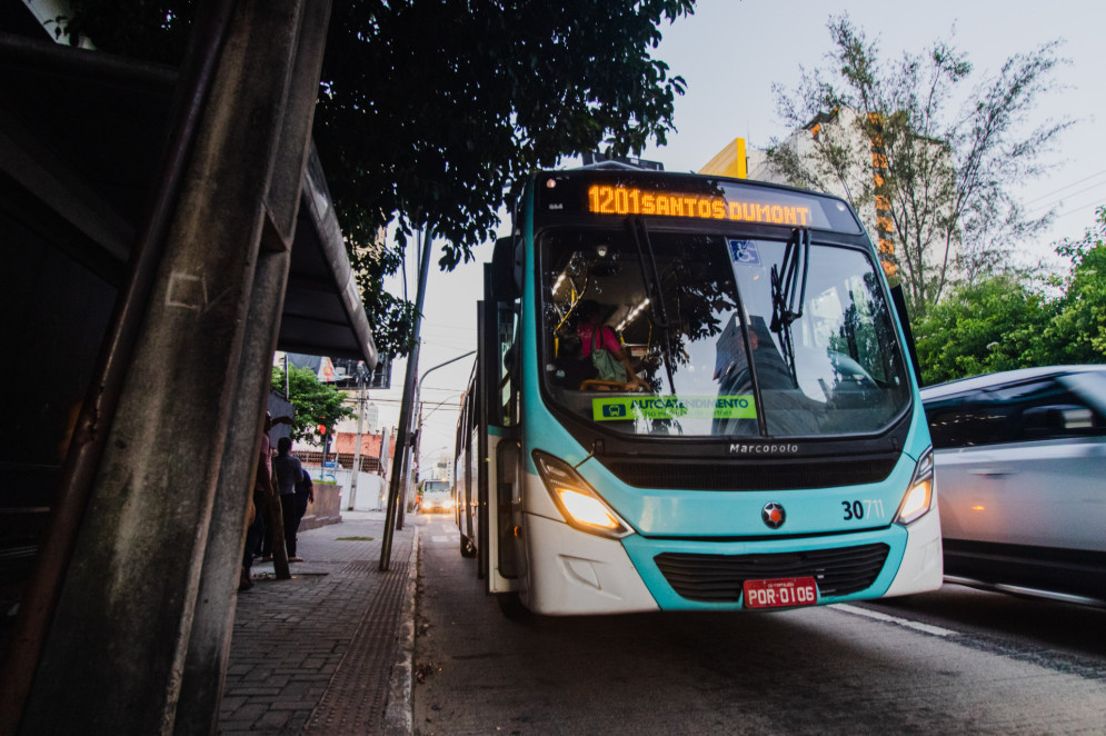 Inauguração da linha Leste-Oeste/ Santos Dumont. No dia do lançamento a frota enfrentou atrasos e poucos ônibus circulando(Foto: FERNANDA BARROS)