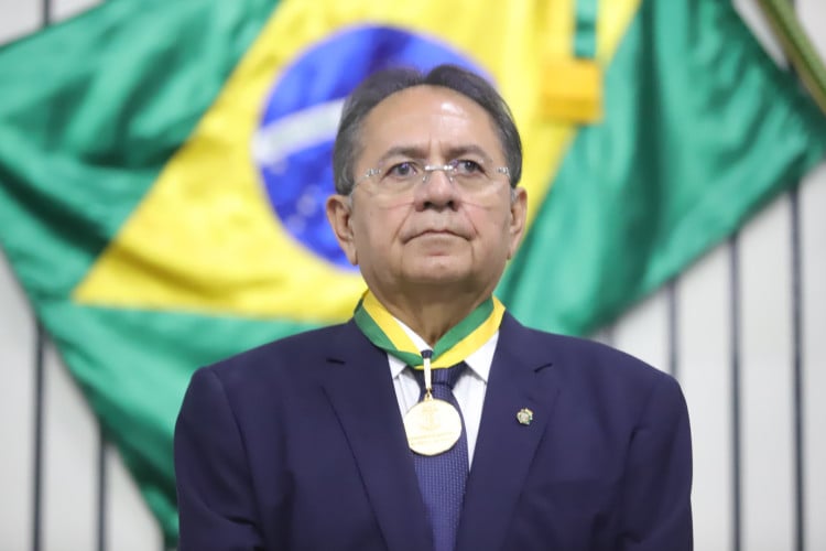 Quintino Vieira em sessão solene para a entrega da Medalha de Mérito Parlamentar 13 de Maio