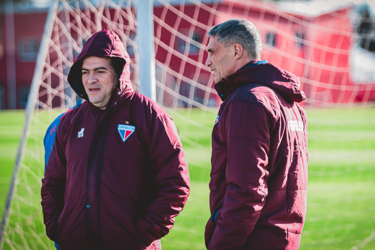 Marcelo Paz e Vojvoda em treino do Fortaleza no CT do Independiente