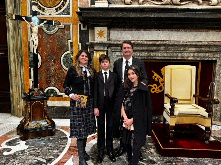 Edilson Pinheiro e Micheline no Vaticano com os filhos Paulo Arthur e Ana Letícia(Foto: arquivo pessoal )