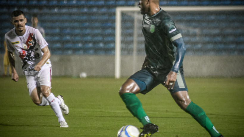 Floresta e Ferroviário se enfrentaram embaixo de chuva no estádio Presidente Vargas pela Série C. 