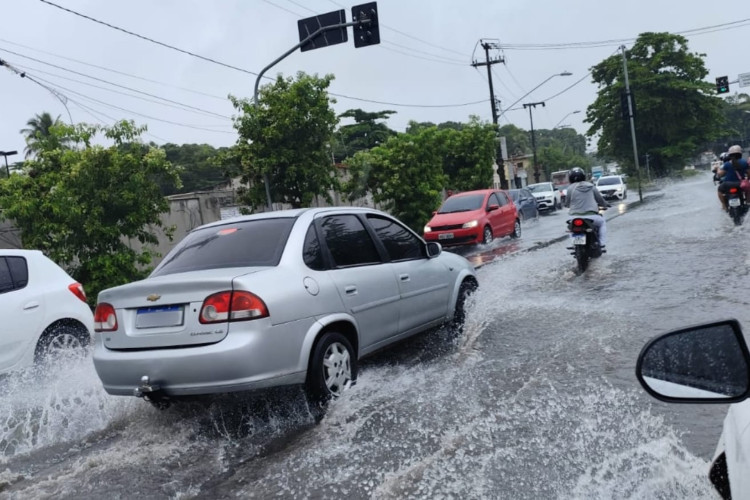 Fortaleza registrou chuva nas primeiras horas da manhã desta quarta-feira, 29