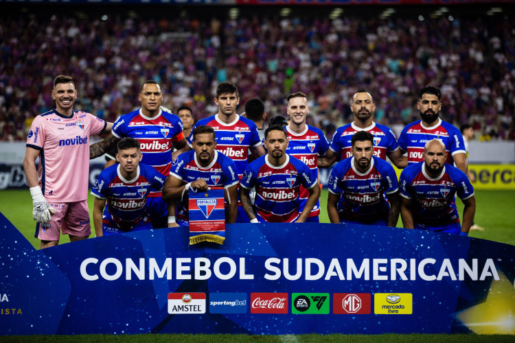 Jogadores do Fortaleza posam para foto no jogo Fortaleza x Trinidense, no Castelão, pela Copa Sul-Americana 2024