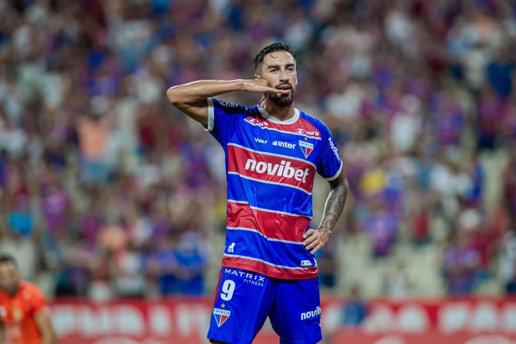 Lucero comemora gol marcado para o Fortaleza diante do Trinidense, pela Copa Sul-Americana. 